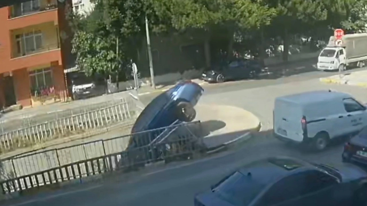 Bariyerleri parçalayıp dereye uçtu! Kaza kameraya yansıdı