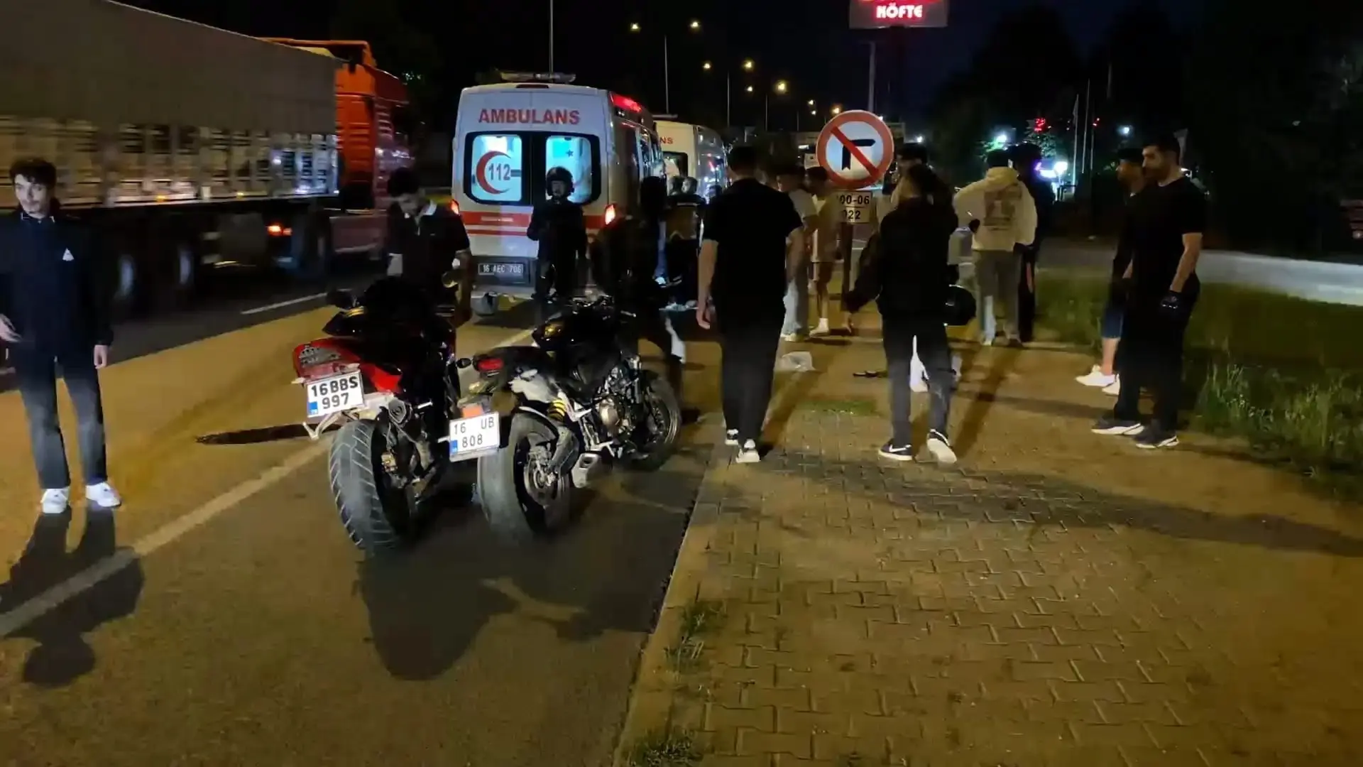 Kontrolden çıkan motosiklet, emniyet şeridindeki 2 motosiklete çarptı; 3 yaralı