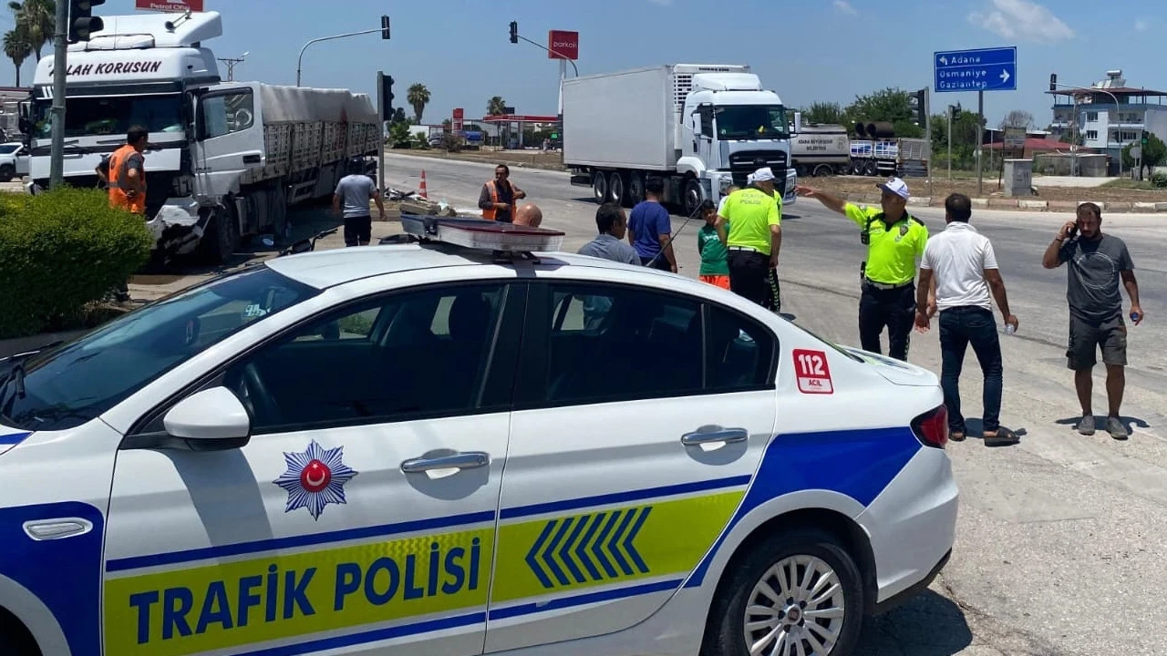 D-400'de TIR dehşeti: İki otomobili birden altına aldı