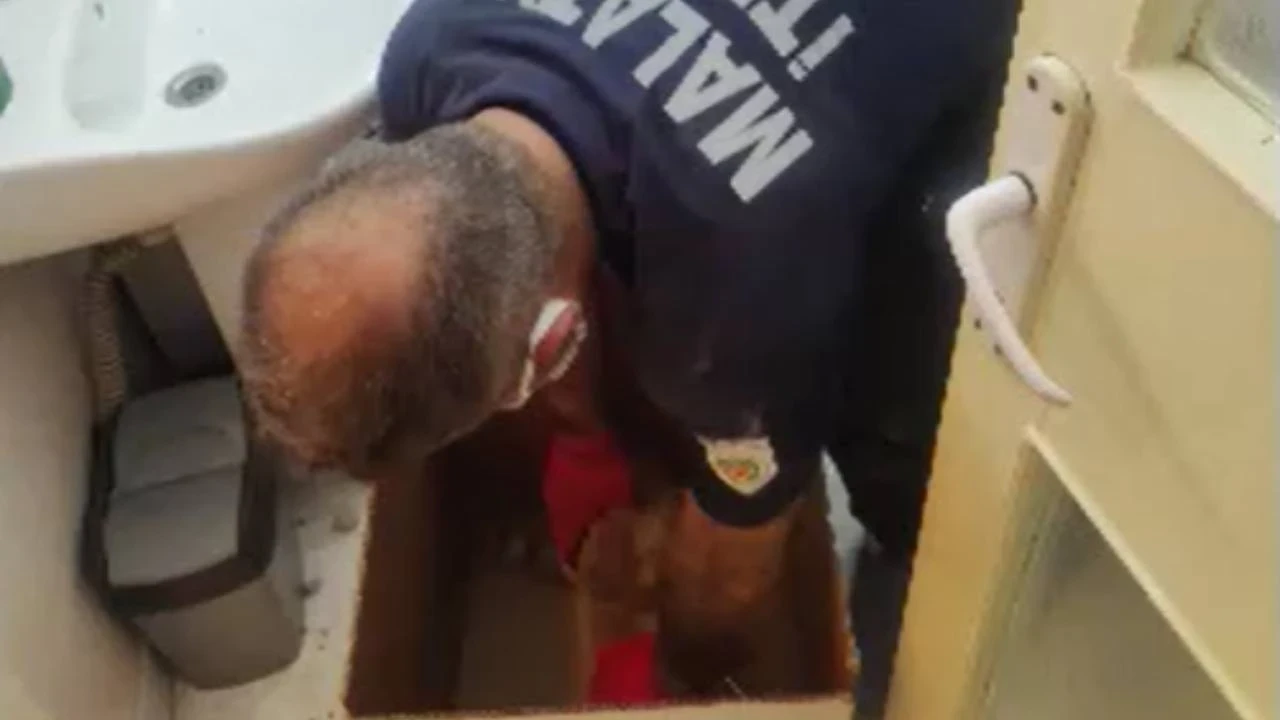 İki bina arasına düşen kedi kurtarıldı
