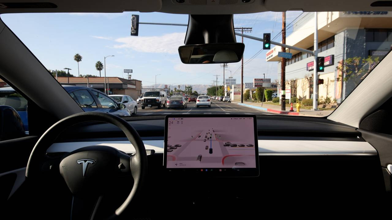 Tesla'da bir oto-pilot kazası daha: Kontrolden çıkan araç bir eve daldı, yaşlı kadın hayatını kaybetti