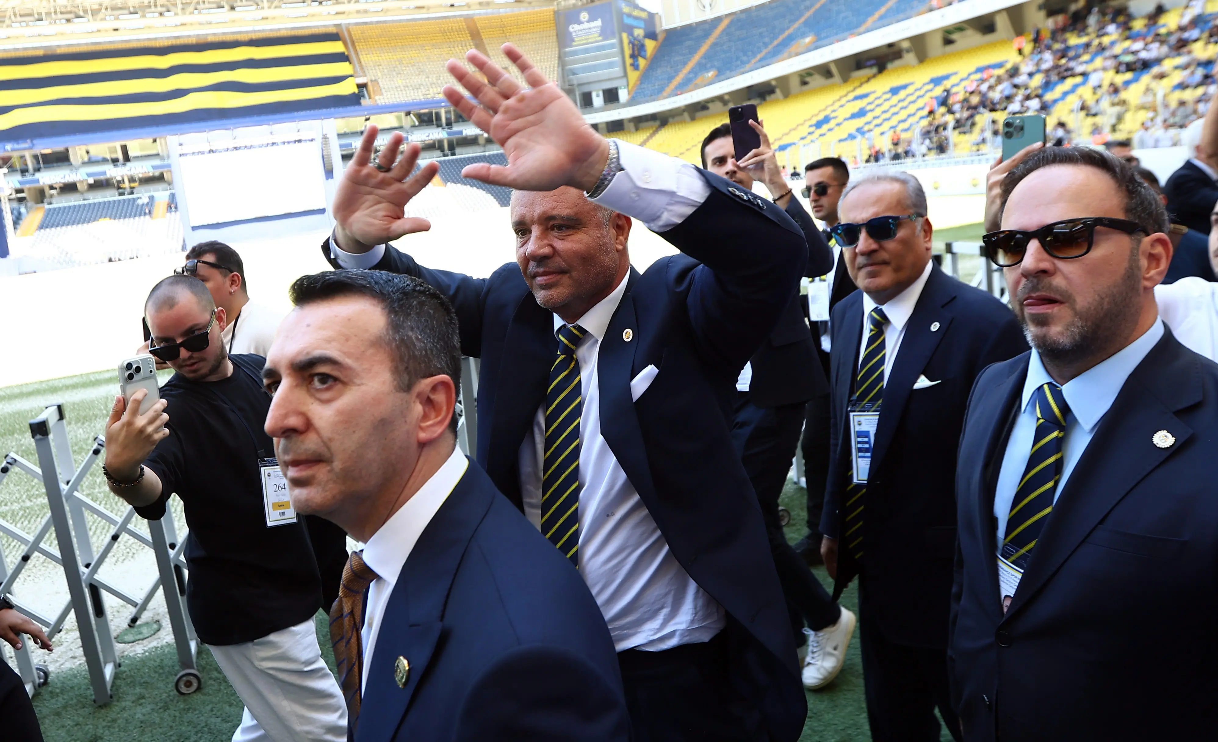 Sadettin Saran, tezahüratlar eşliğinde stattan ayrıldı