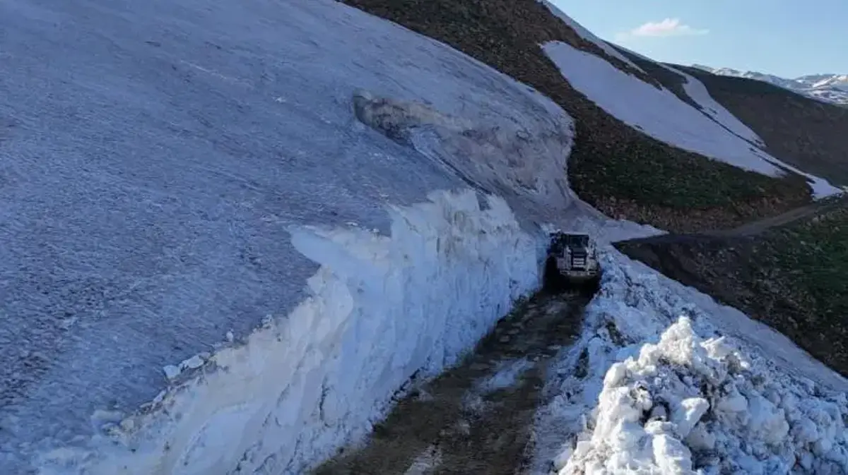 Haziran ayında 5 metreyi bulan kar! Hakkari’de yayla yolları açılıyor
