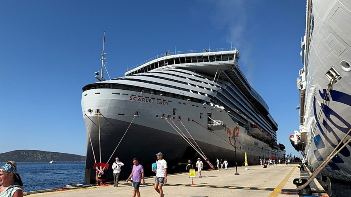 Bodrum'a iki kruvaziyerle 4 bin 625 turist geldi