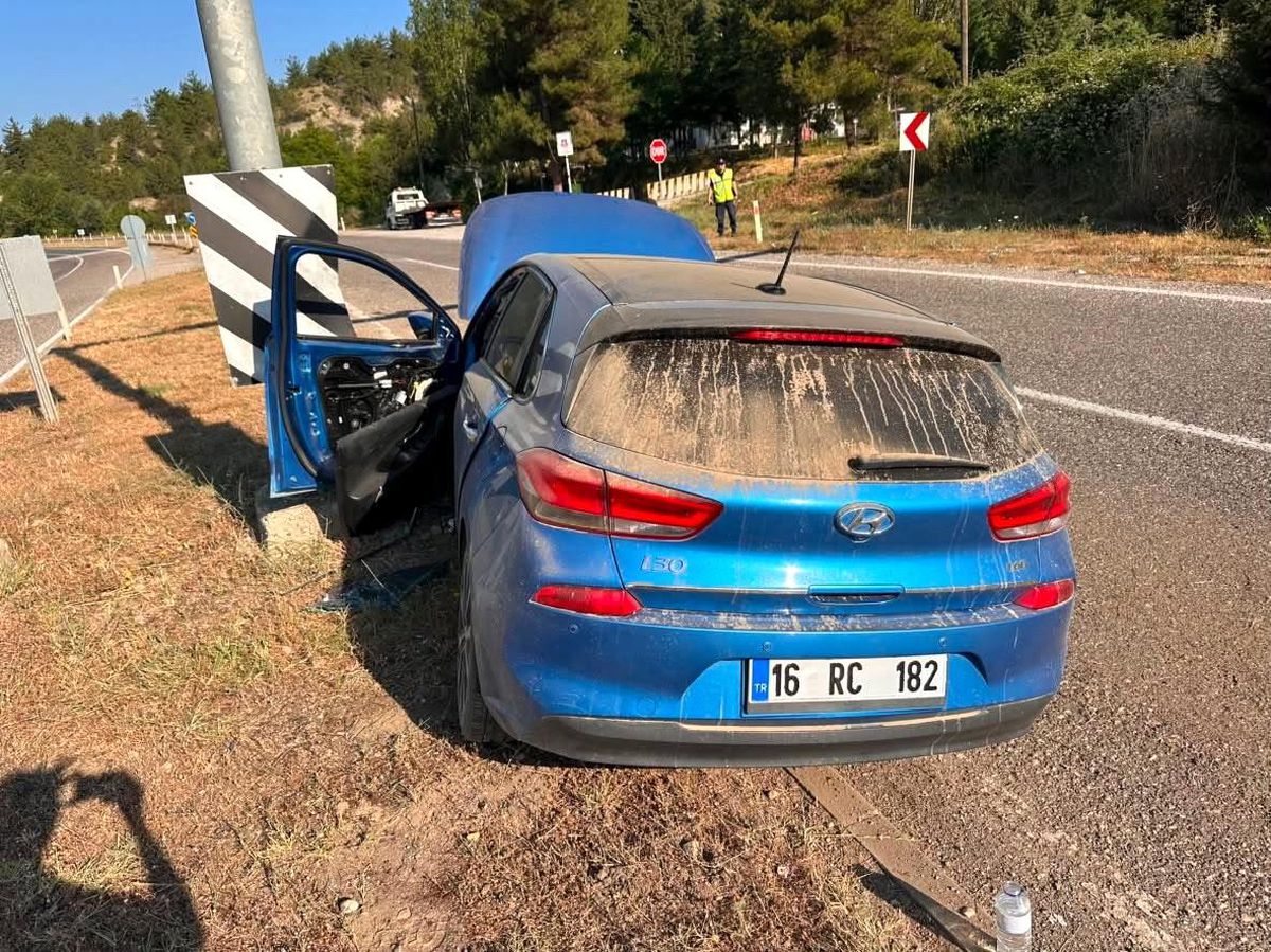 Refüje çarpan otomobildeki 2'si çocuk 4 kişi yaralandı