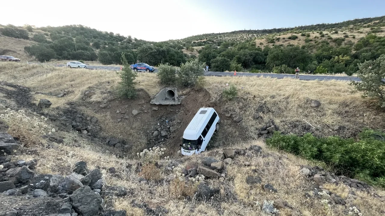 Şanlıurfa'da tarım işçilerini taşıyan minibüs şarampole devrildi! Yaralılar var