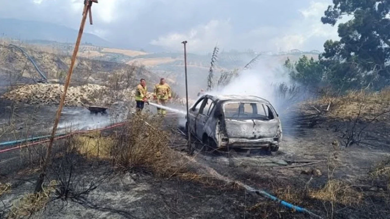 Hatay'da korkutan yangın: Bahçede başladı, otomobil ve sera küle döndü