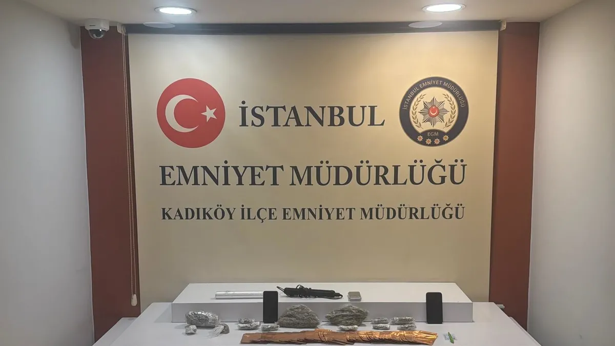 Kadıköy’de çatı katı zehir zulasına baskın