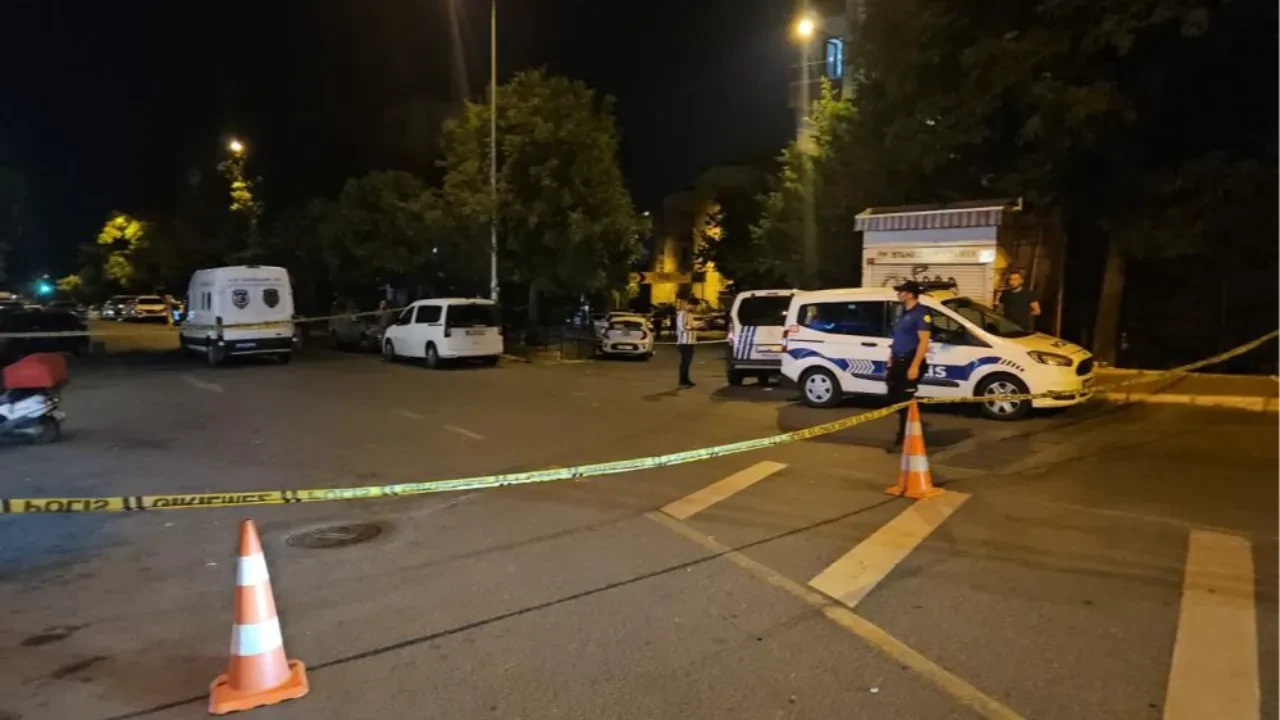 Eyüpsultan'da seyir halindeki araçtan parktakilere kurşun yağdı: 3'ü ağır 5 kişi yaralandı
