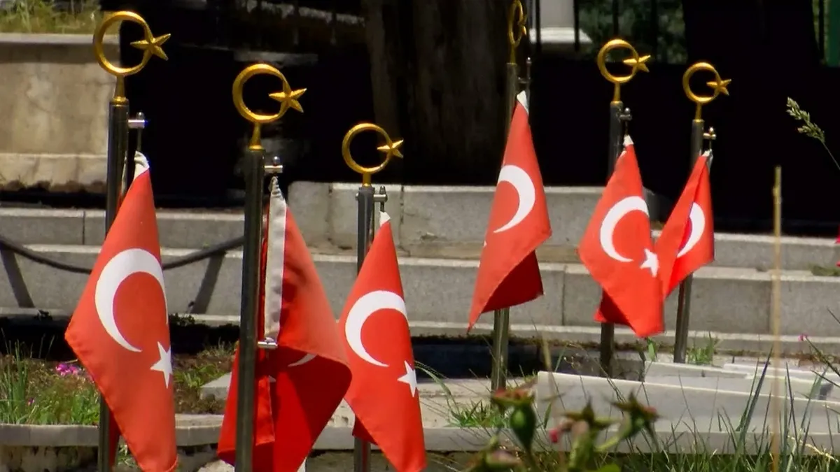 Evlat acısıyla geçen yıllar ve dinmeyen gurur! Şehit babaları Edirnekapı Şehitliği'nde gözyaşı döktü