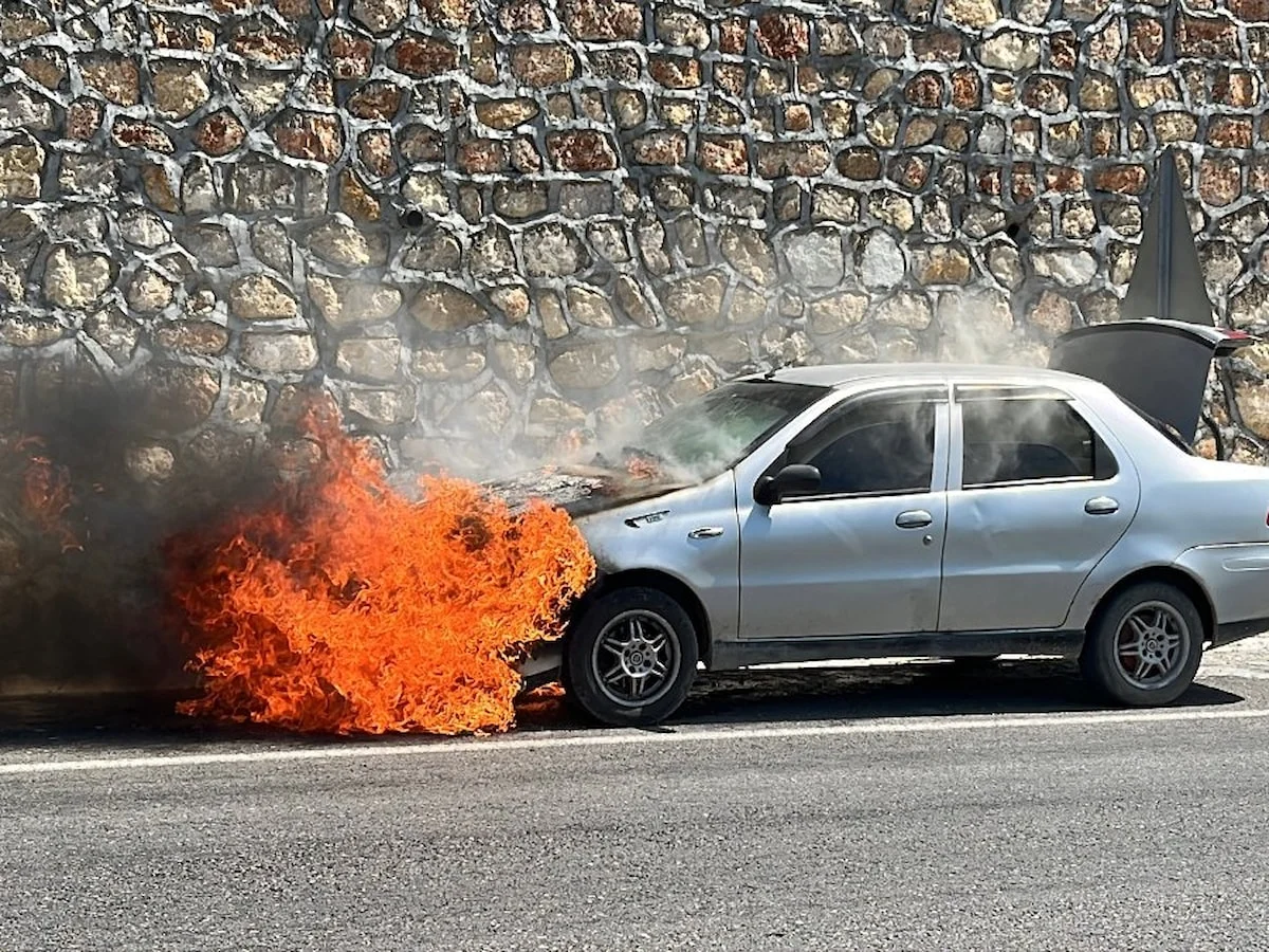 Hatay'da seyir halindeki otomobilde yangın