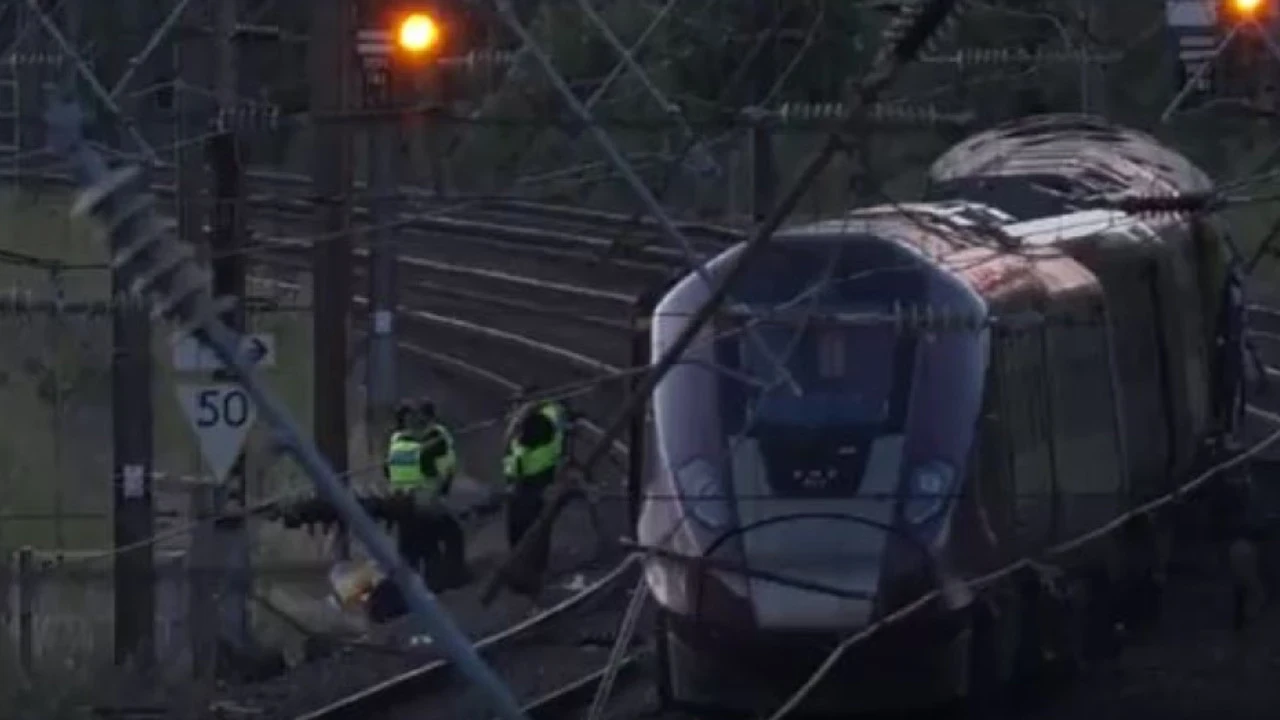 İngiltere’deki İki Yolcu Treni Çarpıştı! Ölü ve Yararlılar Var