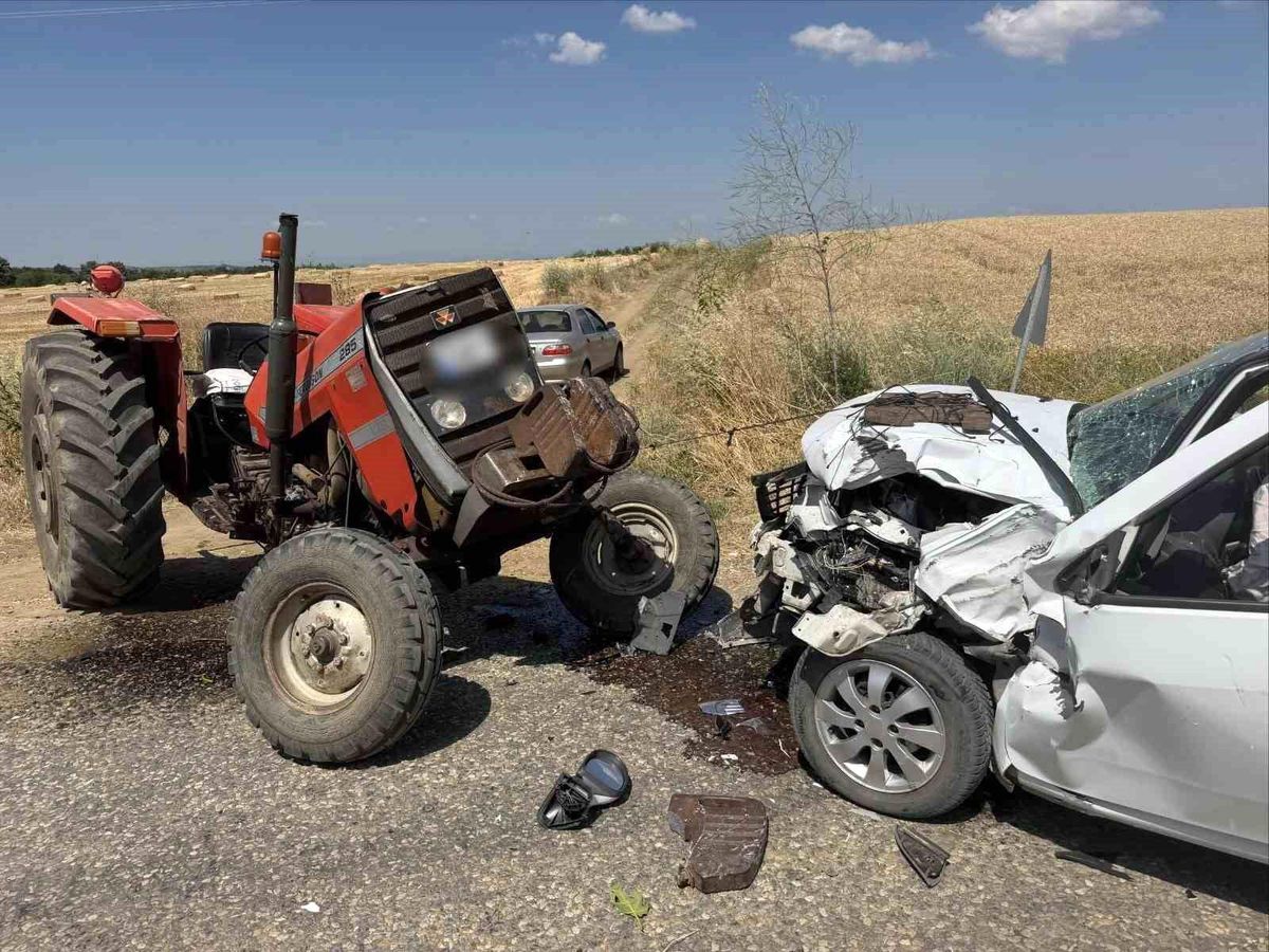 Edirne'de traktör ile otomobil çarpıştı: 2 yaralı