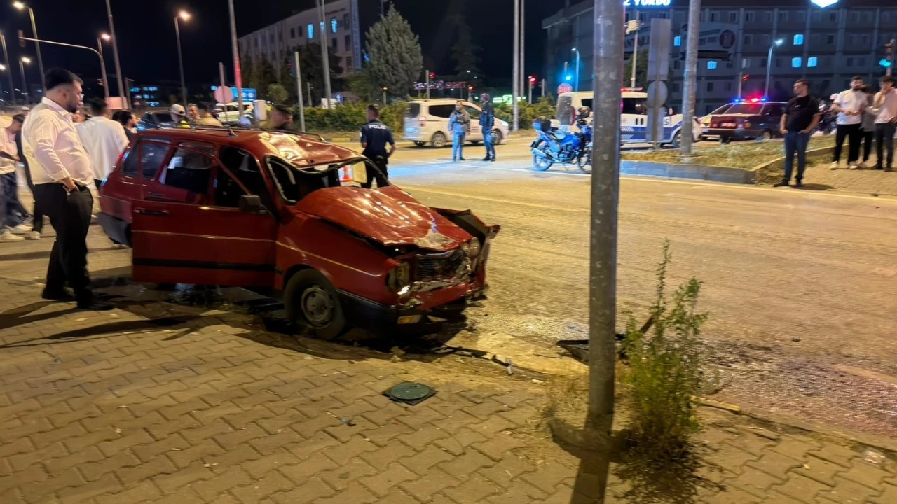 Otomobilin çarptığı motosiklet 36 metre sürüklendi