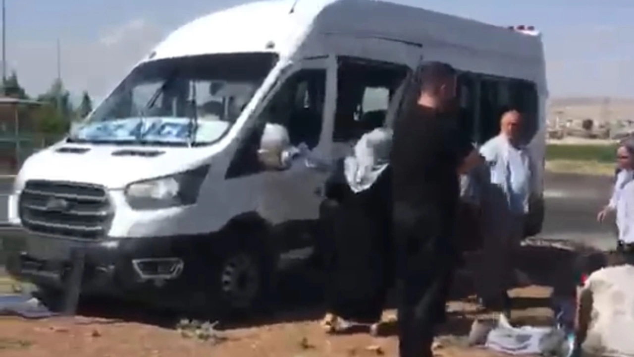 Para nakil aracı minibüs ile çarpıştı: 5 çocuk 15 kişi yaralandı