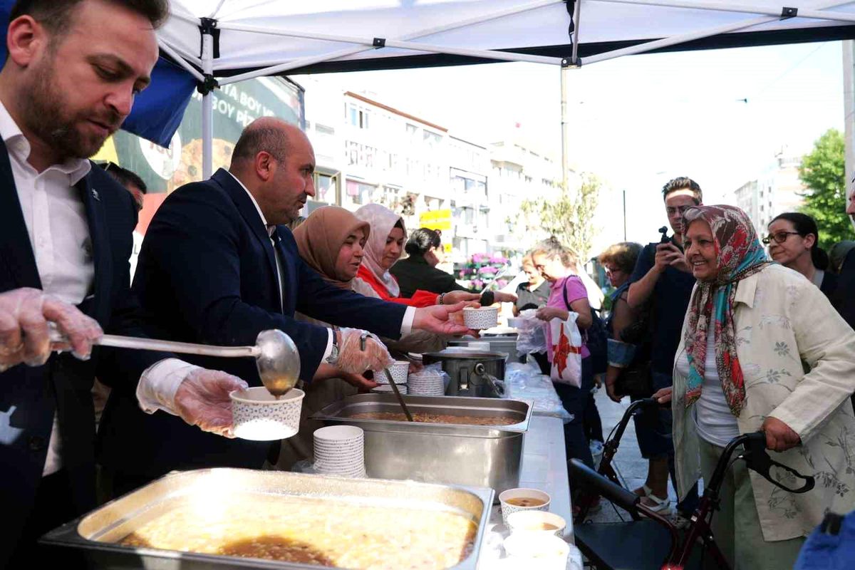 Başkan Albayrak, vatandaşlara aşure ikram etti