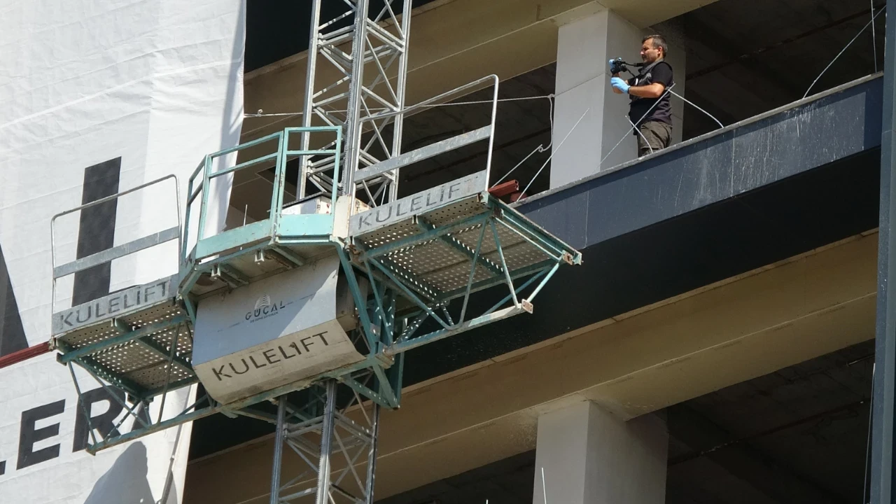 Elektrik çarptı, yedinci kattan düşüp öldü