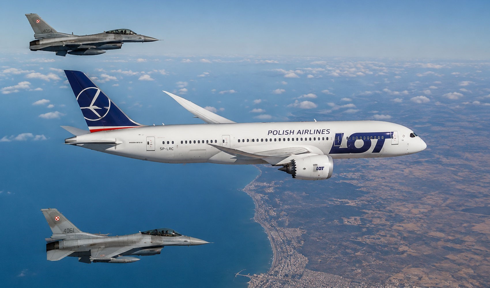 Uçak kaçırılma alarmı veren LOT uçağına Türk F-16'ları refakat etti