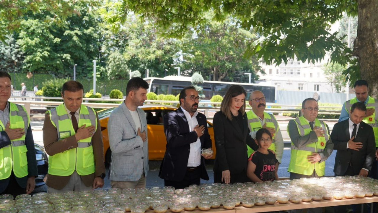 Alevi-Bektaşi Kültür ve Cemevi Başkanlığı 3.000 aşure dağıttı