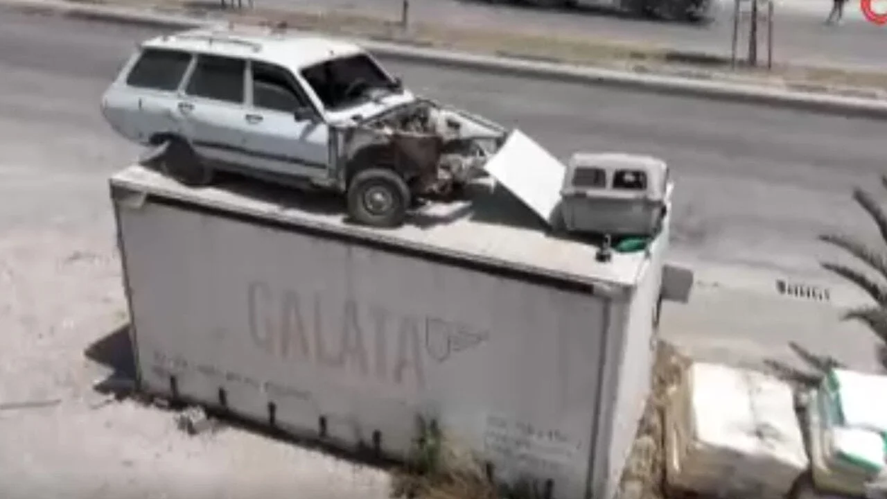 Hırsızlardan bıktı otomobili konteynerin üzerine taşıdı
