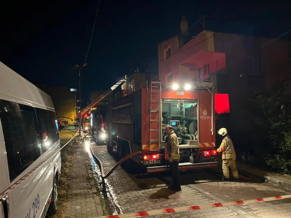 Avcılar’da üç katlı binanın çatısı alev alev yandı