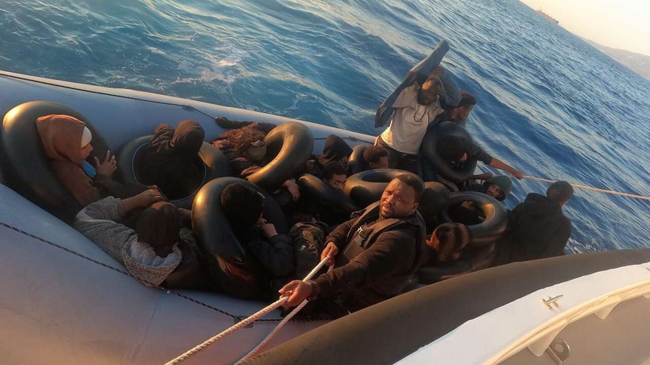 İzmir'de Sahil Güvenlik ekiplerinden göçmen kurtarma operasyonu