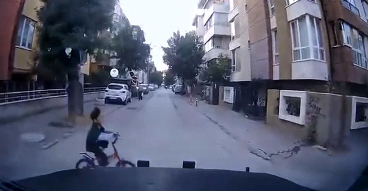 Ara sokaktan biranda çıkan çocuğa çarpmak üzereyken son anda durdu
