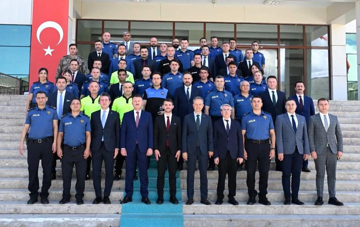 Erzincan'da terfi eden emniyet personeline yeni rütbeleri takıldı