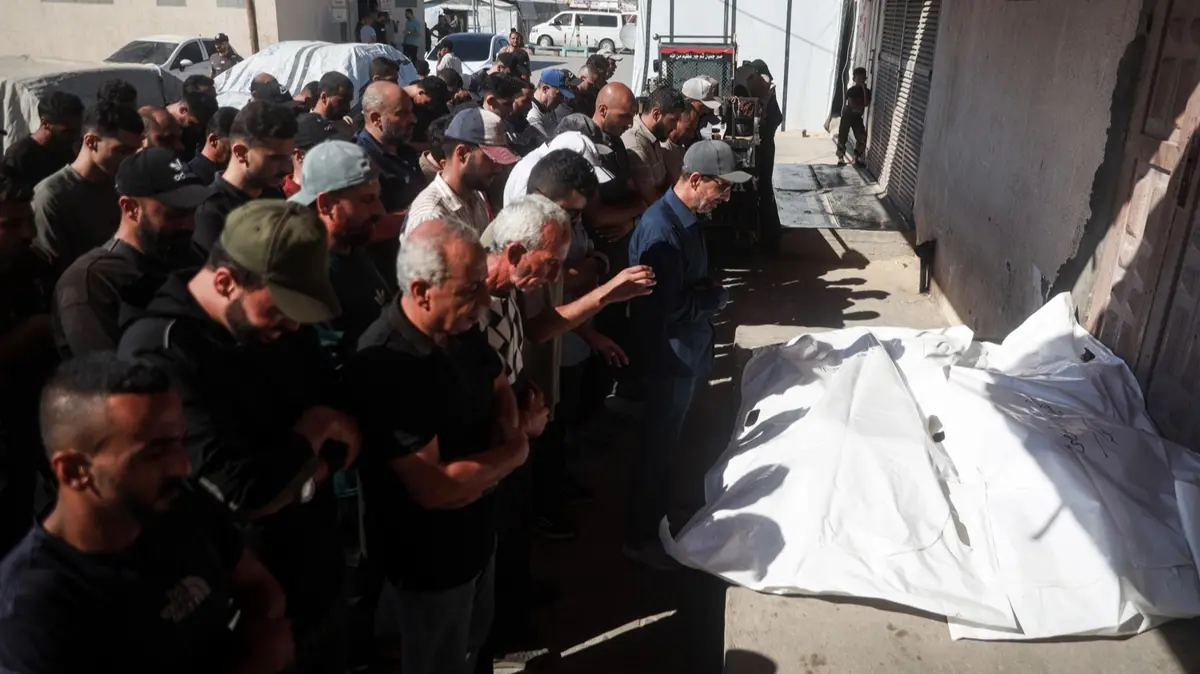 Soykırımcı İsrail Gazze'de 12 kişiyi daha katletti