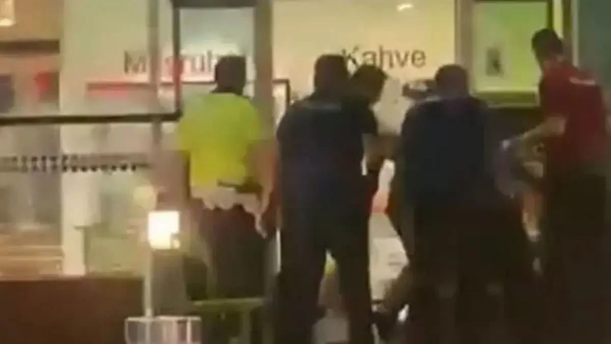 İzmir'de havalimanında hareketli dakikalar! İki bıçakla saldırdı, 4 polisi yaraladı