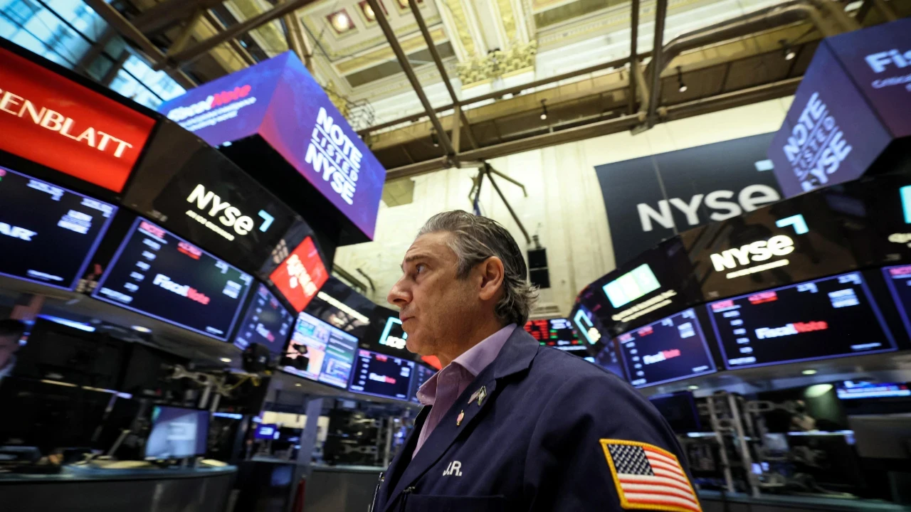 S&P 500 ve Nasdaq son bir ayın en düşük seviyesini gördü