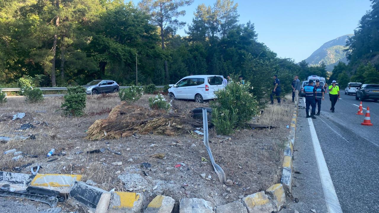 Muğla'da iki kamyonet çarpıştı: 1 ölü