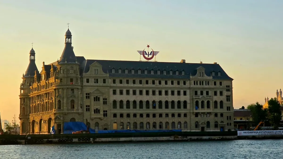 Haydarpaşa eski ihtişamına adım adım kavuşuyor! İskeleler kalktı, tarihi cephe gün yüzüne çıktı