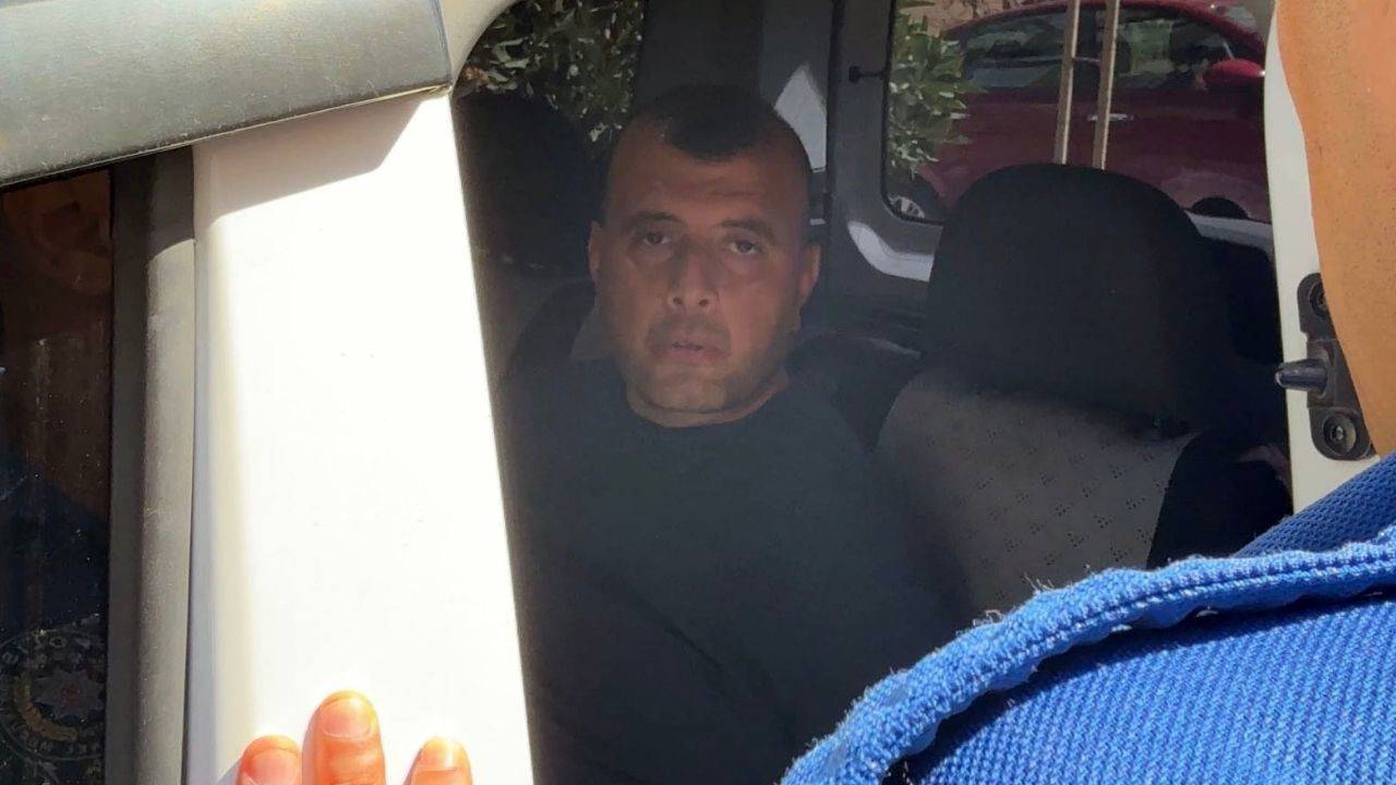 Antalya'da bir erkek, evli olduğu kadını ve kayınpederini silahla öldürdü