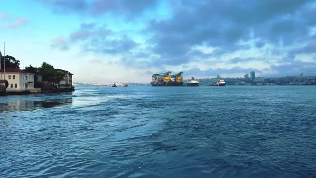 Dev vinç gemisi "Saipem 7000" İstanbul Boğazı'na giriş yaptı
