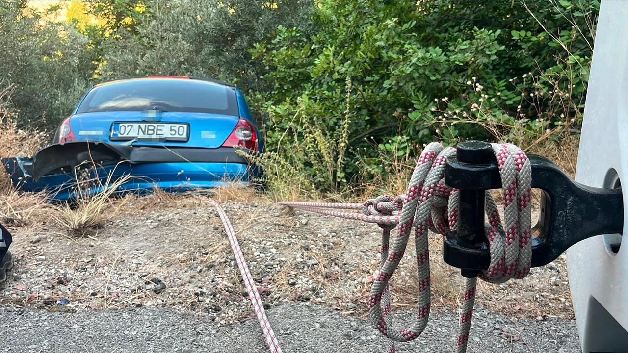 Uçurumun kenarında can pazarı: Şarampolde asılı kalan aracı beton mikseriyle hayata bağladılar
