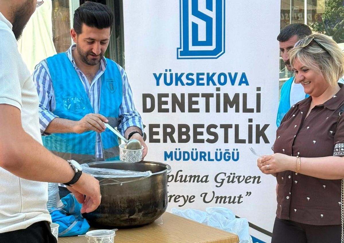 Yüksekova'da vatandaşlara aşure ikramı