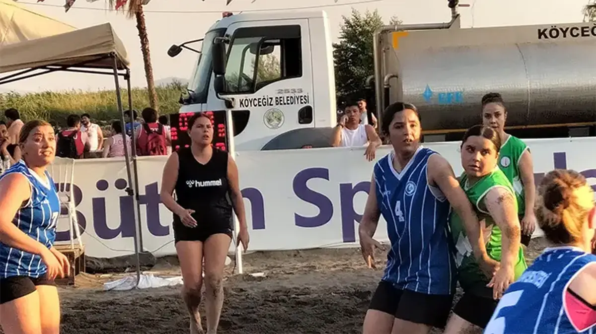 320 sporcu kavurucu sıcakta kıyasıya yarıştı! İşte plaj hentbolunun en büyükleri