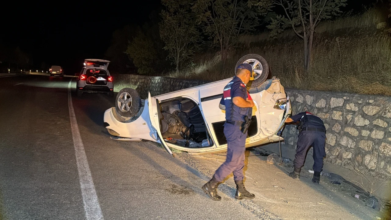 İstinat duvarına çarpan otomobil takla attı: 2 yaralı