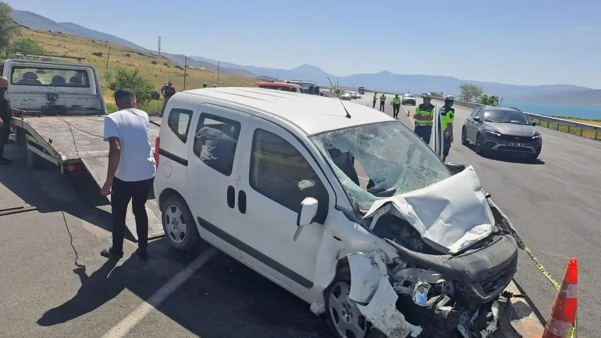 Van'da hafif ticari araç, park halindeki askeri araca çarptı: 1 şehit 5 yaralı