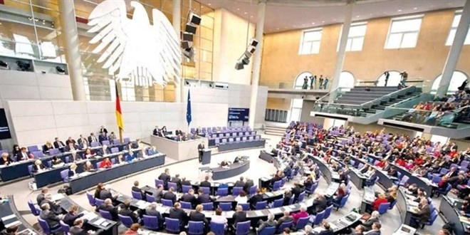 Almanya'da vekiller zamlı maaştan vazgeçti