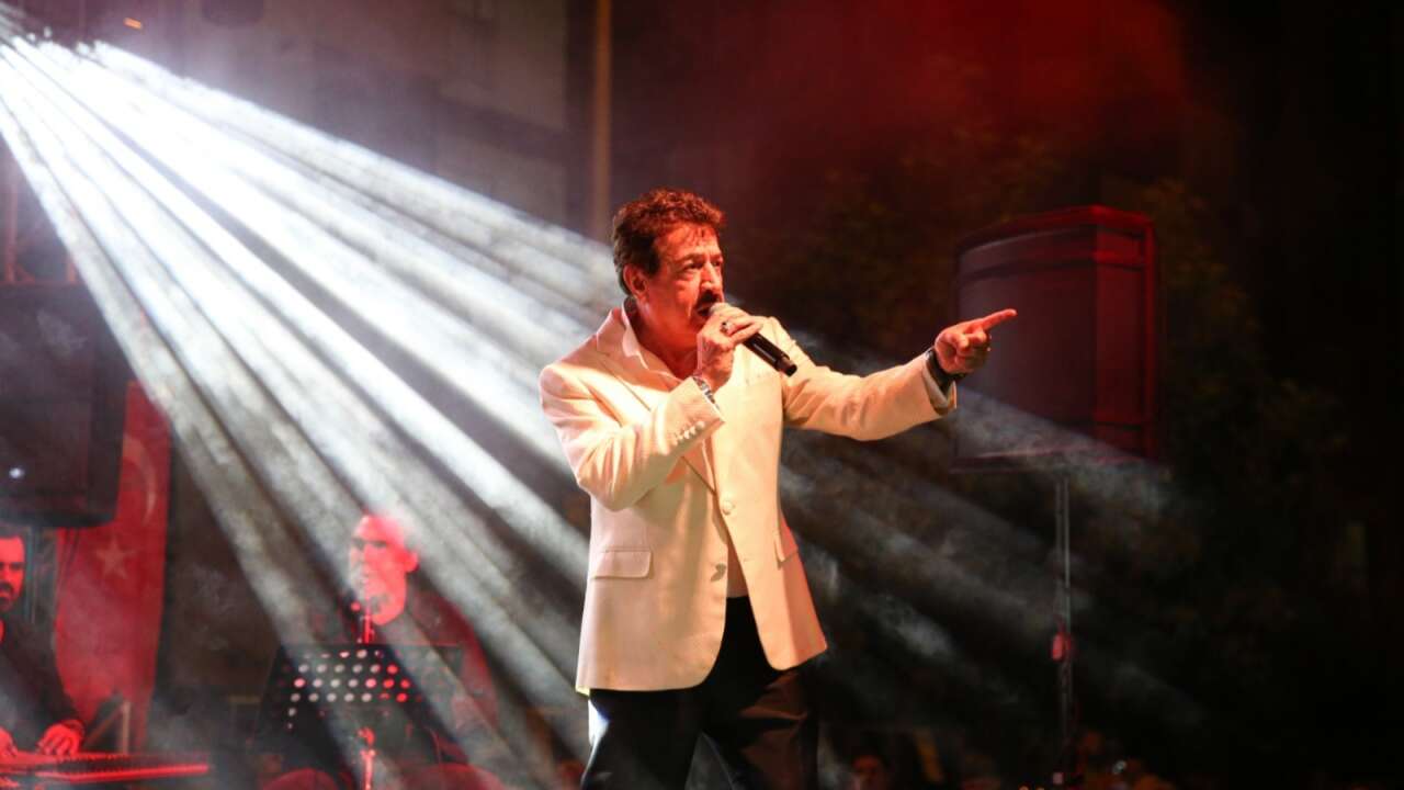 Usta Sanatçı Ahmet Selçuk İlkan Adana'da konser verdi! MHP Lideri Devlet Bahçeli'den anlamlı jest
