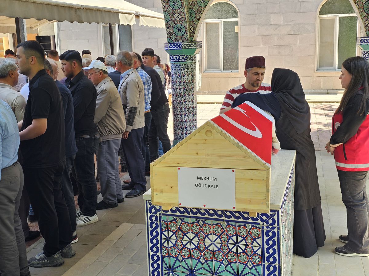 Düştüğü Kelkit Çayı'nda 7 gün sonra cesedi bulunan Oğuz toprağa verildi