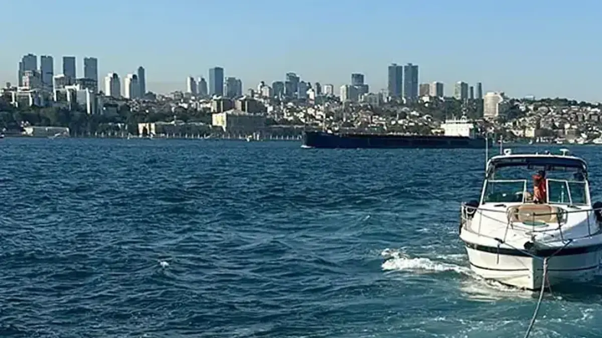 İstanbul'da Kız Kulesi önlerinde sürüklenen tekne kurtarıldı