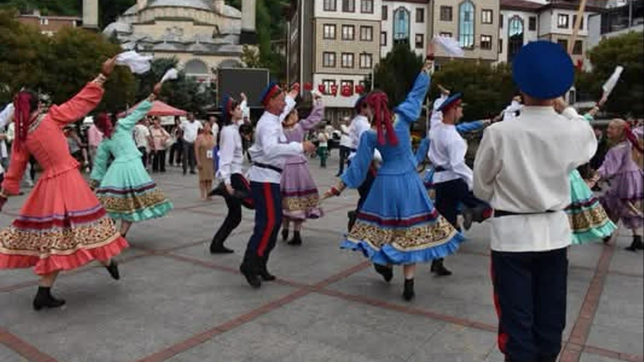 Rize-Pazar'da dünya horon için buluştu: 15. Uluslararası Halk Dansları ve Tulum Festivali başladı