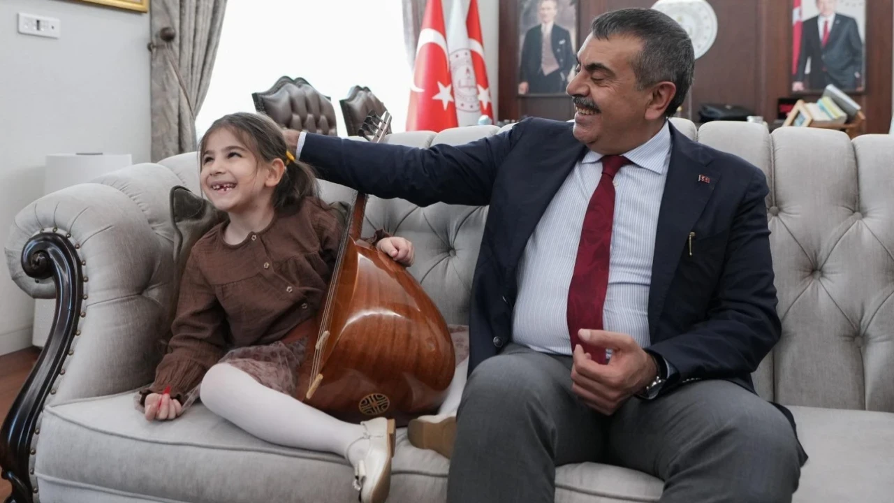 6 yaşında ama tam 10 enstrüman çalıyor! Milli Eğitim Bakanı Yusuf Tekin, Nil Korkmaz’ı makamında ağırladı: Birlikte türkü söylediler