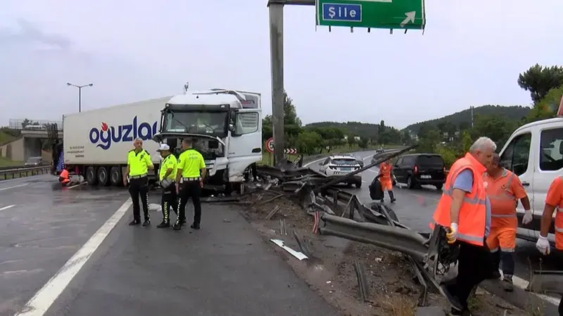 Pendik Tem Otoyolu’nda şoförün kontrolünü kaybettiği TIR bariyerlere çarptı