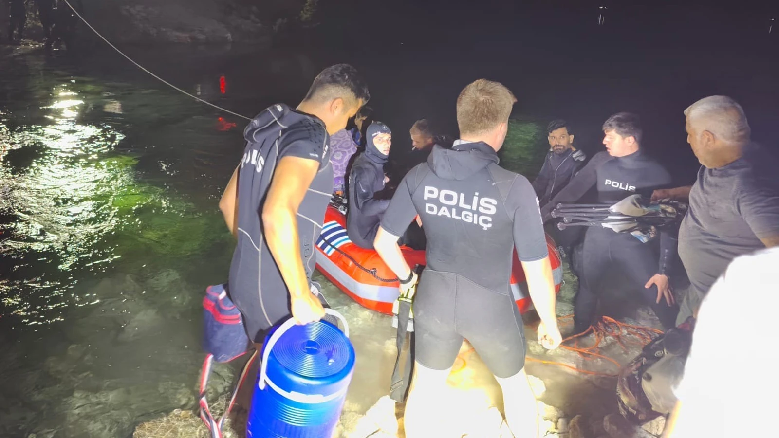 Fırat Nehri'nde can pazarı: Ekipler seferber oldu