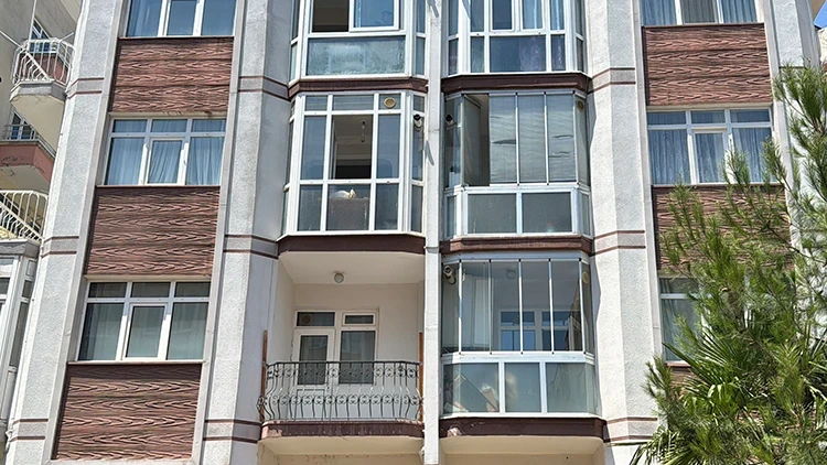 Ablasının cesediyle 1 hafta aynı evde yaşadı! Kokular üzerine girilen dairede feci manzara