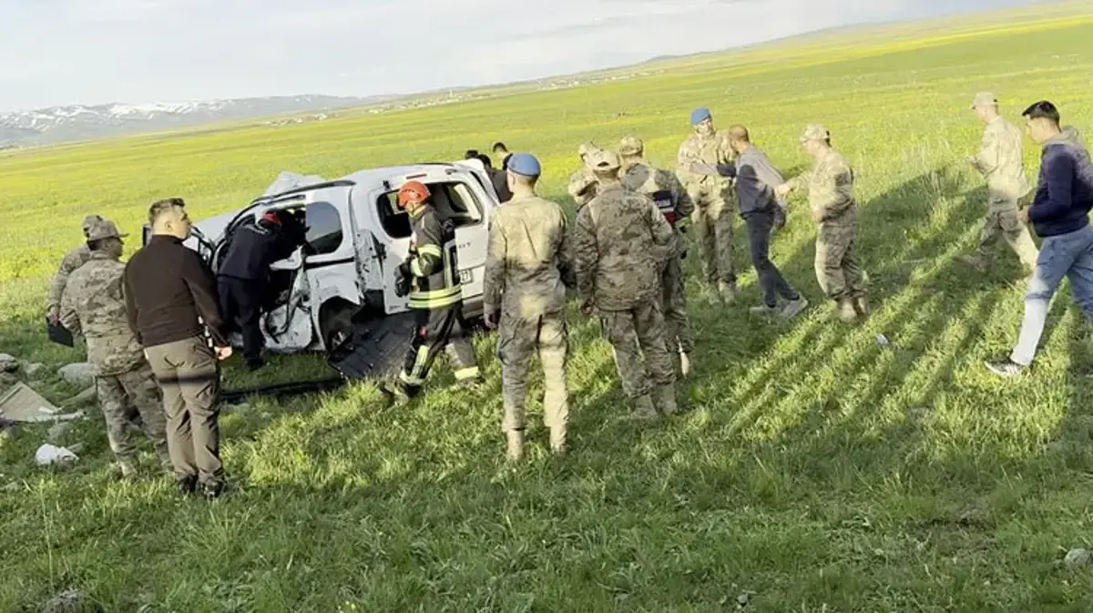 Erzurum’da hafif ticari araç takla attı; 1’i bebek 3 kişi hayatını kaybetti